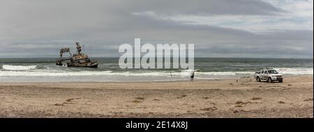 Surffischen an der Skeleton Coast vor dem Schiffswrack Zeila, Namibia Stockfoto