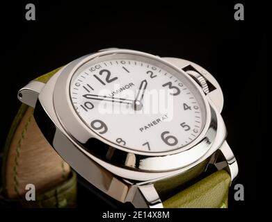 Eine luminor Officine Panerai Uhr mit grünem Armband, fotografiert auf schwarzem Hintergrund. Stockfoto
