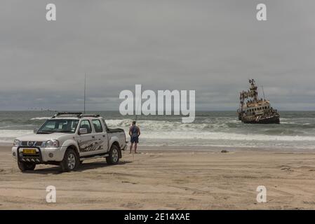 Surffischen an der Skeleton Coast vor dem Schiffswrack Zeila, Namibia Stockfoto
