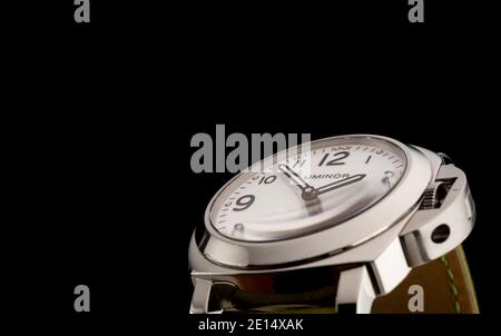 Eine luminor Officine Panerai Uhr mit grünem Armband, fotografiert auf schwarzem Hintergrund. Stockfoto