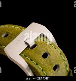 Nahaufnahme einer Luminor Officine Panerai Uhr mit grünem Armband auf schwarzem Hintergrund. Stockfoto