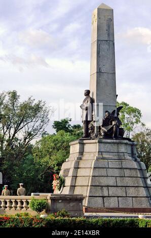 Mitglieder des philippinischen Marine Corps stehen Wache vor dem Dr. Jose Rizal Nationaldenkmal im Rizal Park im Ermita Bezirk von Manila, Philippinen. Das Denkmal erinnert an die Hinrichtung des philippinischen Nationalisten Jose Rizal, dessen Überreste im Obelisken eingekert sind. Als Erinnerung an das philippinische Kulturerbe wurde das Denkmal 1913 enthüllt, auf dem Foto aus dem Jahr 2005, das das Denkmal von der rechten Seite mit zwei Marineinfanteristen von der linken Seite zeigt. Stockfoto