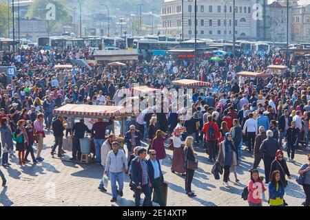 Istanbul, Türkei - 22. April 2018: Riesige Menschenmassen wandern entlang der Eminenu Küste, wo Verkäufer türkisches Fast Food in Istanbul verkaufen Stockfoto