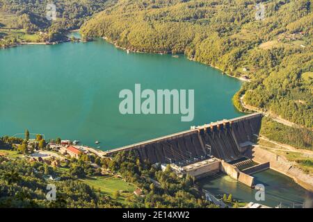 Luftaufnahme am Perucac See und Wasserkraftwerk auf Drina Fluss in Serbien Stockfoto