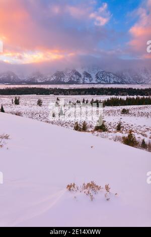 Malerische Winteransicht der Teton Range bei Sonnenuntergang vom Snake River Overlook im Grand Teton National Park, Wyoming, USA Stockfoto