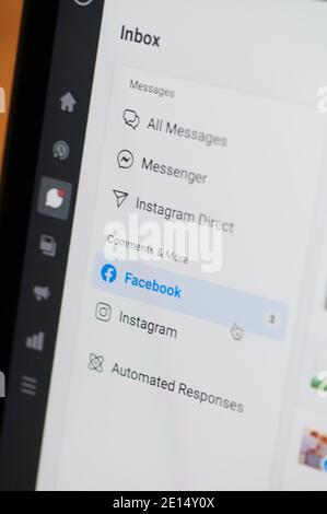 New york, USA - 4. Januar 2021:Posteingang in der Wirtschaft facebook und instagram Konto Makro Nahaufnahme auf dem Bildschirm Stockfoto