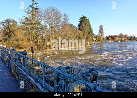 Ein Schleusentor an der Themse in Penton Hook, Laleham, in der Nähe von Staines an einem hellen sonnigen Wintertag, Surrey England UK Stockfoto