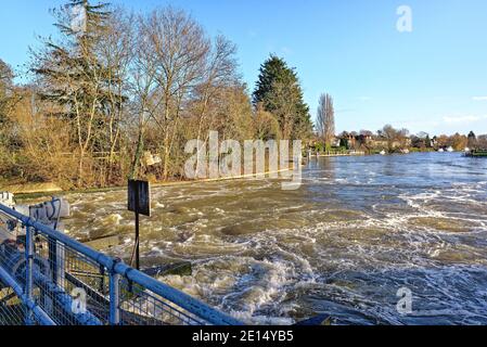 Ein Schleusentor an der Themse in Penton Hook, Laleham, in der Nähe von Staines an einem hellen sonnigen Wintertag, Surrey England UK Stockfoto