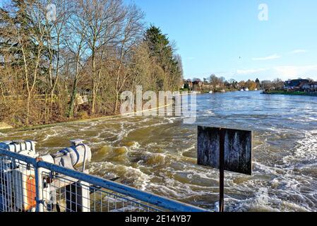 Ein Schleusentor an der Themse in Penton Hook, Laleham, in der Nähe von Staines an einem hellen sonnigen Wintertag, Surrey England UK Stockfoto