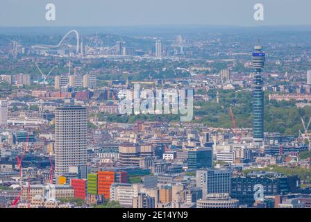 Blick nach Norden aus dem Scherbe mit Mittelpunkt und Telekommunikation Tower und Wembley Stadion Stockfoto