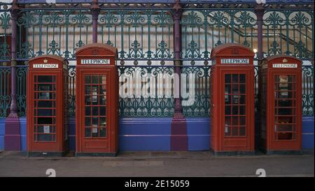 Vier rote Telefonzellen in Smithfield Market London Stockfoto