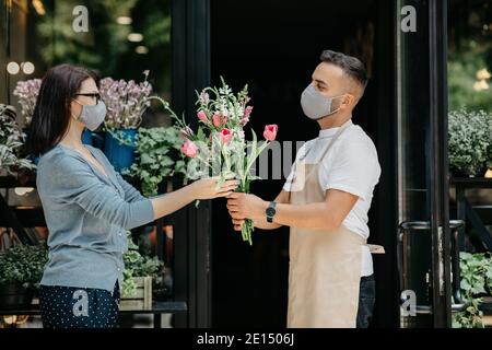 Kaufen Blumen während der sozialen Distanzierung und toller Service Stockfoto