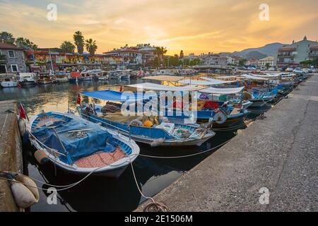 MARMARIS, TÜRKEI - 28. April 2018: Marmaris Marina Landschaft schöner Sonnenuntergang Stadtcape touristische Zielansicht von Mugla Stadt, Türkei. Stadtlichter l Stockfoto