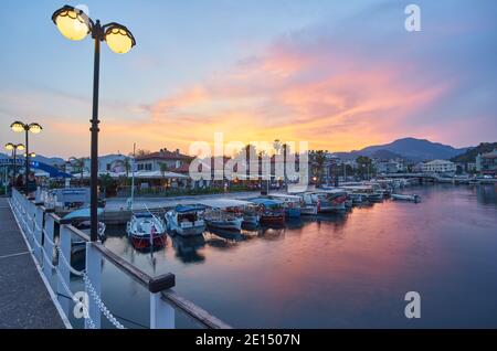 MARMARIS, TÜRKEI - 28. April 2018: Marmaris Marina Landschaft schöner Sonnenuntergang Stadtcape touristische Zielansicht von Mugla Stadt, Türkei. Stadtlichter l Stockfoto