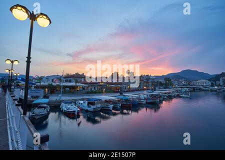 MARMARIS, TÜRKEI - 28. April 2018: Marmaris Marina Landschaft schöner Sonnenuntergang Stadtcape touristische Zielansicht von Mugla Stadt, Türkei. Stadtlichter l Stockfoto