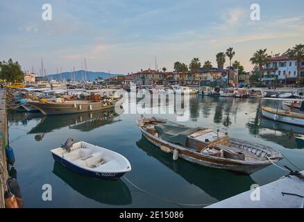 MARMARIS, TÜRKEI - 28. April 2018: Marmaris Marina Landschaft schöner Sonnenuntergang Stadtcape touristische Zielansicht von Mugla Stadt, Türkei. Stadtlichter l Stockfoto