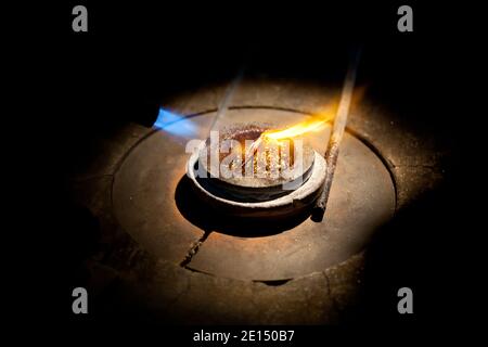 Prozess des Gusens von goldenem, schmelzendem goldenem Metall in Ofen mit Feuer zur Herstellung von Schmuck Stockfoto