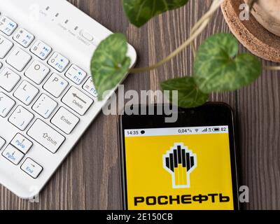 In dieser Abbildung ist ein Rosneft-Logo auf einem Smartphone zu sehen. Stockfoto