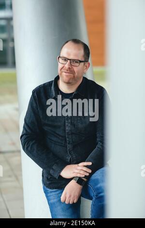Portraitbild eines jungen Geschäftsmannes Stockfoto