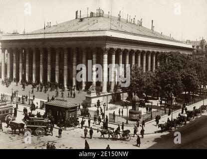 Vintage 19. century Photograph - Bourse, Börse, Paris, Frankreich, geschäftige Straßenszene mit Fußgängern und Pferdeverkehr. c.1890. Stockfoto