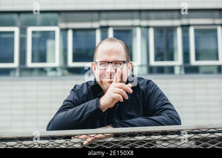 Porträt eines lächelnden jungen Geschäftsmannes Stockfoto