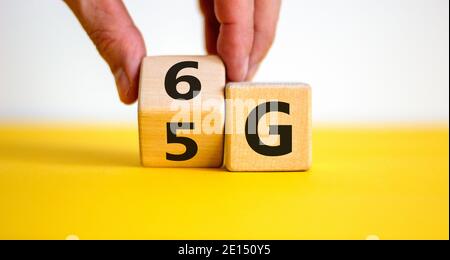 Zeit bis 6G-Symbol. Männliche Hand dreht Holzwürfel und ändert Zeichen 5G auf 6G. Technologie, Business, Netzwerk, Kommunikation und 6G-Konzept. Wunderschönes Yello Stockfoto