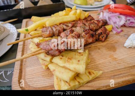 Athen - Dezember 2019: Traditionelles Souvlaki in Athen Stockfoto