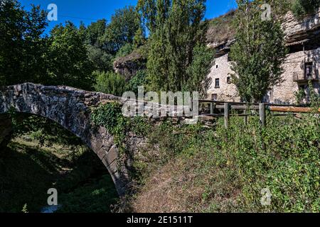 Pont d'Esplugues, romanische mittelalterliche Brücke im kleinen Dorf Castellcir, Landkreis Moianes, Provinz Barcelona, Katalonien, Spanien. Stockfoto