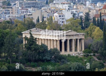 Athen - Dezember 2019: Blick auf den Hephaestus-Tempel mit Athen im Hintergrund Stockfoto