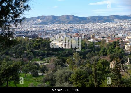 Athen - Dezember 2019: Blick auf den Hephaestus-Tempel mit Athen im Hintergrund: Stockfoto