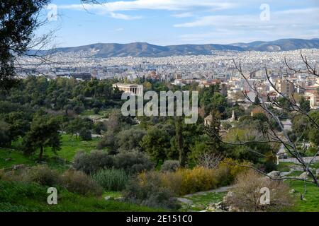 Athen - Dezember 2019: Blick auf den Hephaestus-Tempel mit Athen im Hintergrund Stockfoto