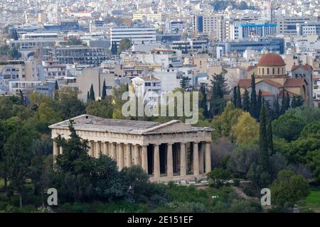 Athen - Dezember 2019: Blick auf den Hephaestus-Tempel mit Athen im Hintergrund Stockfoto