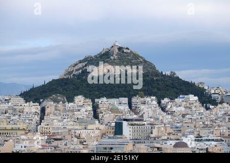 Athen - Dezember 2019: Blick auf die Stadt und den Berg Lycabettus Stockfoto