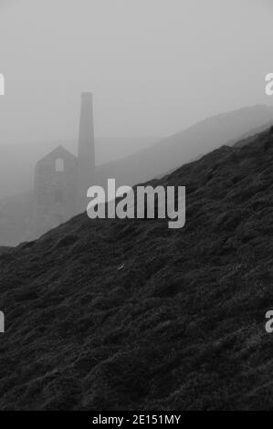 Wheal Coates Maschinenhaus Silhouetten durch nebeliges Wetter an der Nord-Cornish Küste in der Nähe von St. Agnes. Stockfoto