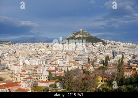 Athen - Dezember 2019: Blick auf die Stadt und den Berg Lycabettus Stockfoto