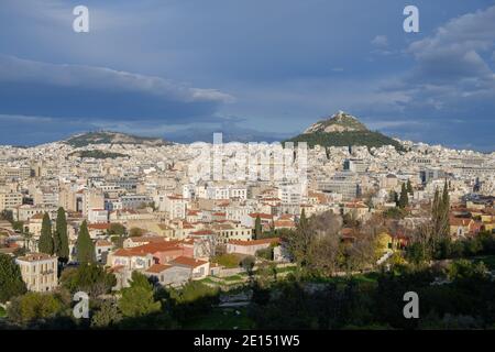 Athen - Dezember 2019: Blick auf die Stadt und den Berg Lycabettus Stockfoto