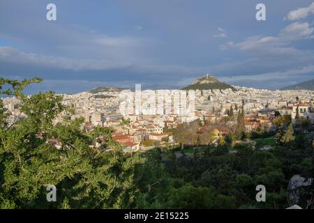 Athen - Dezember 2019: Blick auf die Stadt und den Berg Lycabettus Stockfoto