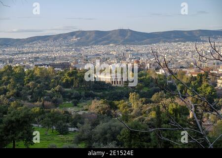 Athen - Dezember 2019: Blick auf den Hephaestus-Tempel mit Athen im Hintergrund Stockfoto