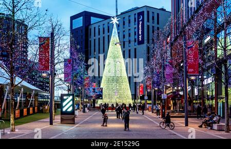 Weihnachtsbaum und Dekoration im Wembley Park Shopping Centre London VEREINIGTES KÖNIGREICH Stockfoto