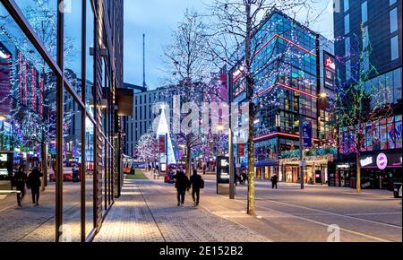 Weihnachtsbaum und Dekoration im Wembley Park Shopping Centre London VEREINIGTES KÖNIGREICH Stockfoto