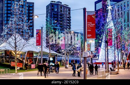 Weihnachtsbaum und Dekoration im Wembley Park Shopping Centre London VEREINIGTES KÖNIGREICH Stockfoto