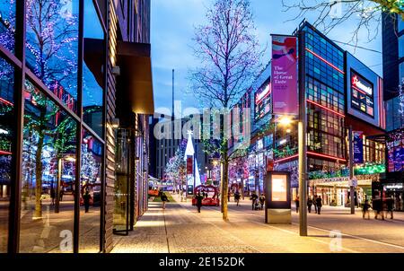 Weihnachtsbaum und Dekoration im Wembley Park Shopping Centre London VEREINIGTES KÖNIGREICH Stockfoto