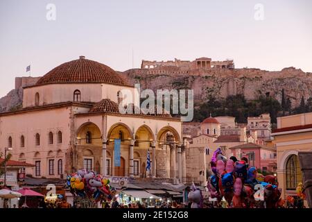 Athen - Dezember 2019: Blick auf den Monastiraki Platz mit Pantheon im Hintergrund Stockfoto