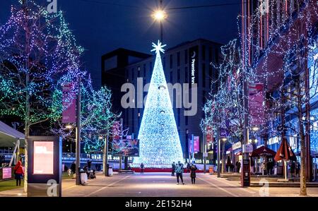 Weihnachtsbaum und Dekoration im Wembley Park Shopping Centre London VEREINIGTES KÖNIGREICH Stockfoto