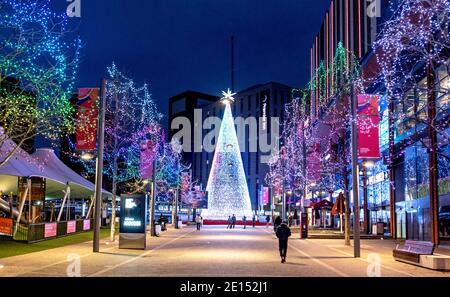 Weihnachtsbaum und Dekoration im Wembley Park Shopping Centre London VEREINIGTES KÖNIGREICH Stockfoto