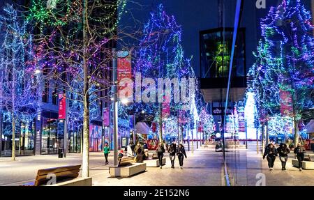 Weihnachtsbaum und Dekoration im Wembley Park Shopping Centre London VEREINIGTES KÖNIGREICH Stockfoto