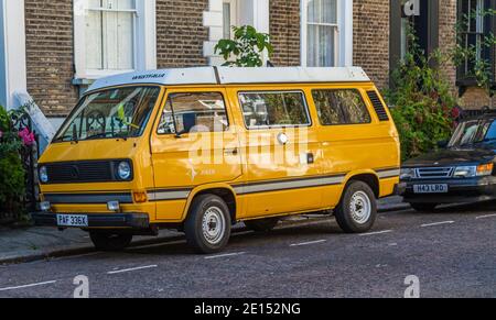 Ein gelb-weiß gefärbter VW-Wohnmobil parkte in Eine Straße in Hackney, London, England, Großbritannien Stockfoto