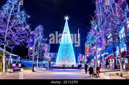 Weihnachtsbaum und Dekoration im Wembley Park Shopping Centre London VEREINIGTES KÖNIGREICH Stockfoto