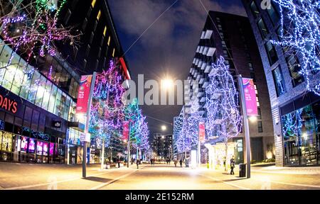 Weihnachtsbaum und Dekoration im Wembley Park Shopping Centre London VEREINIGTES KÖNIGREICH Stockfoto