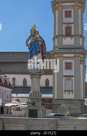 Marienstatue Auf Dem Stadtplatz Der Niederbayerischen Kreisstadt Deggendorf, Die Aufgrund Ihrer Lage Im Donautal Am Fuß Genannt Wird Stockfoto